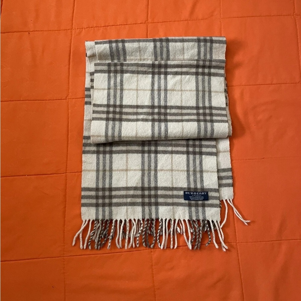 Burberry Scarf Womens 100% Lameswool Burberry London Made In England - Picture 2 of 5